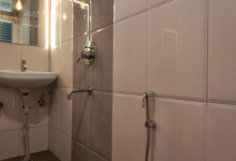 غرفة ديلوكس, Adarsh