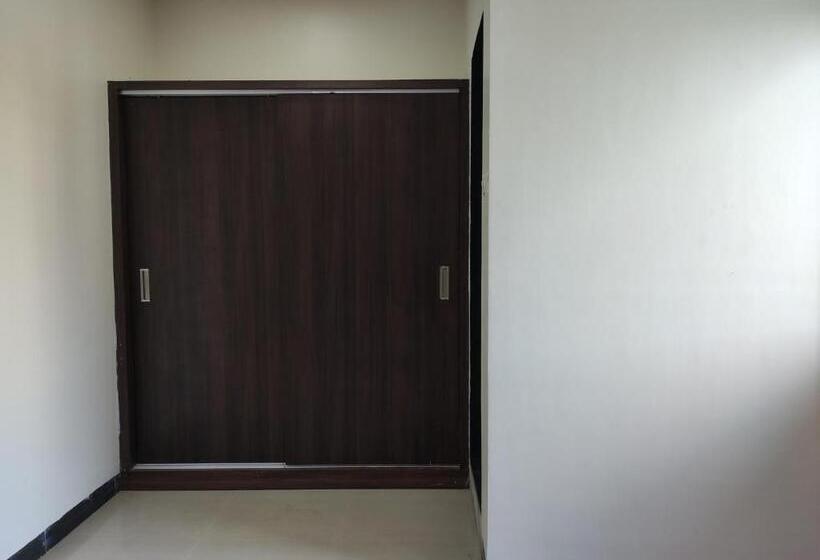 غرفة ديلوكس, Adarsh