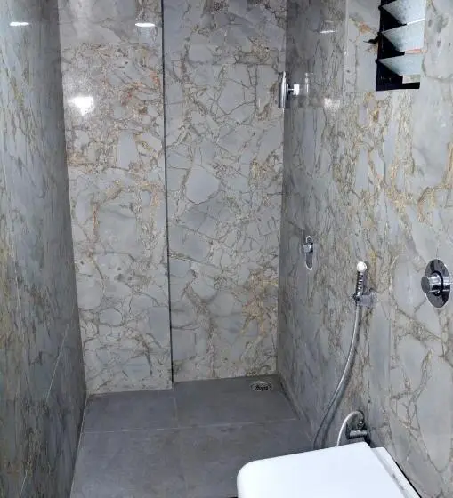 اتاق لوکس, Adarsh