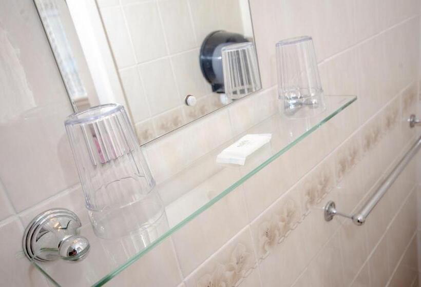 חדר משפחתי, The Ferndale