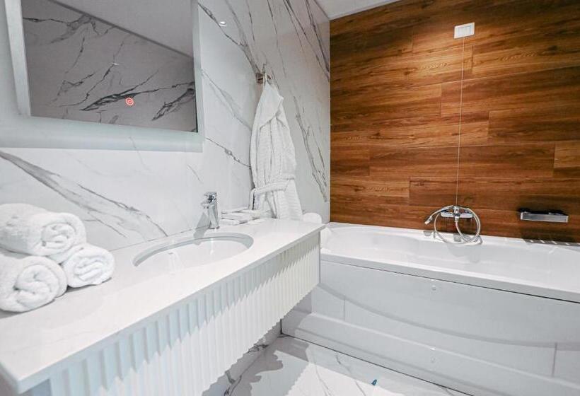 디럭스 트리플 룸, Royal G Max