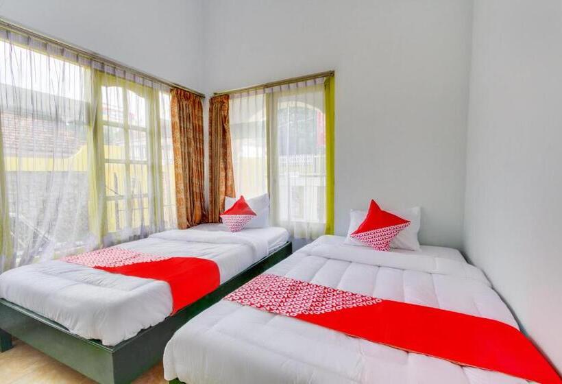 Economy Room, Orange Inn Redpartner Madiun
