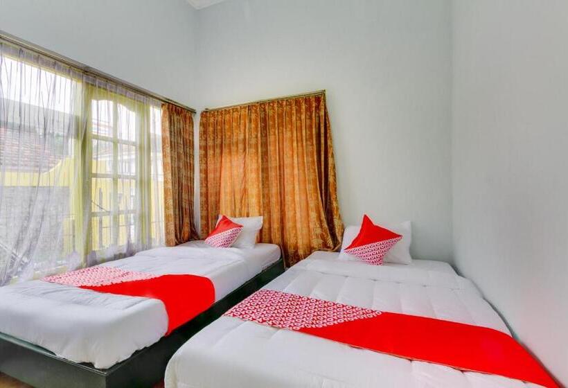 Economy Room, Orange Inn Redpartner Madiun