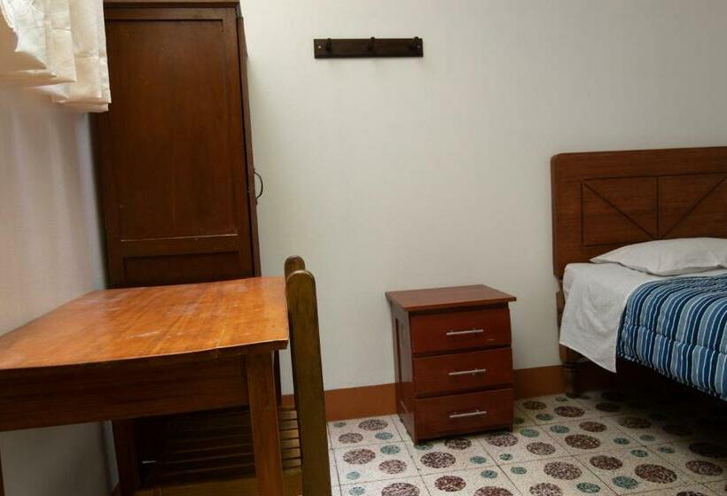 اتاق استاندارد یک تخته با سرویس بهداشتی مشترک, Hostal Roma