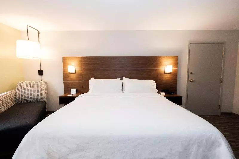 اتاق اجرایی با تخت بزرگ, Holiday Inn Express Atlanta   Northeast I 85   Clairmont Road, An Ihg