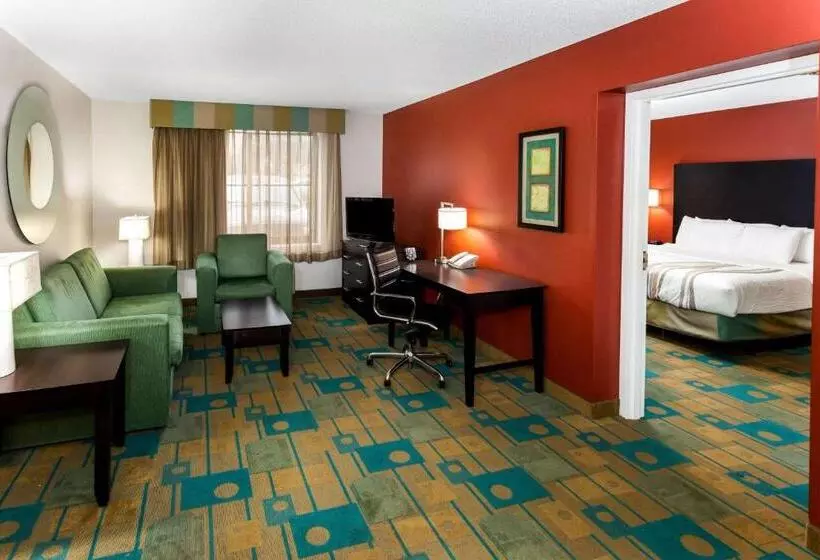キングサイズベッドのスイートルーム, La Quinta By Wyndham Milwaukee Bayshore Area