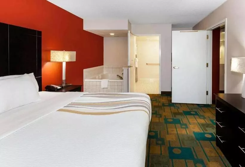 キングサイズベッドのスイートルーム, La Quinta By Wyndham Milwaukee Bayshore Area