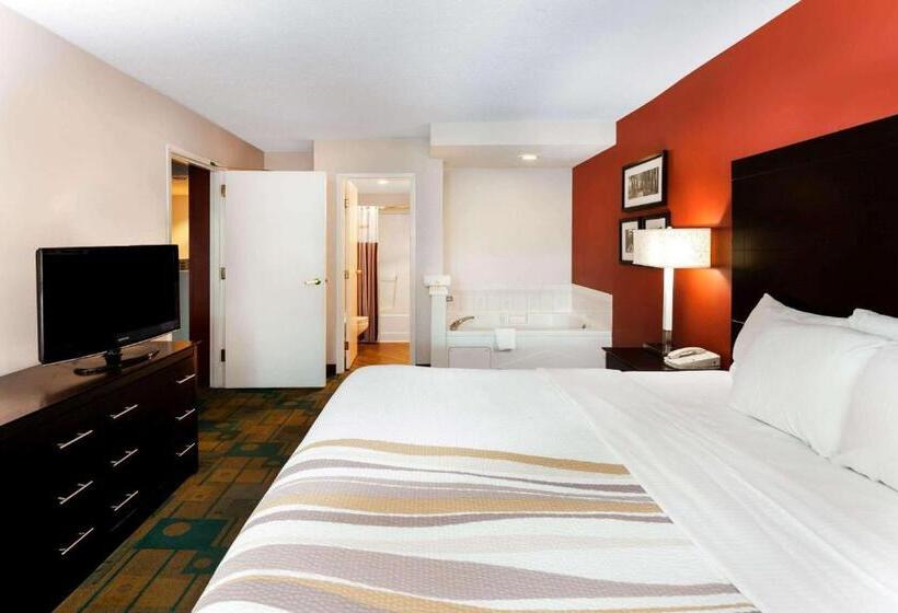 스위트 킹사이즈 침대, La Quinta By Wyndham Milwaukee Bayshore Area