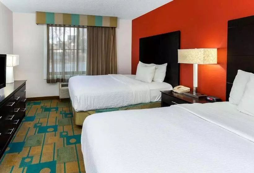 プールの見えるデラックスルーム, La Quinta By Wyndham Milwaukee Bayshore Area