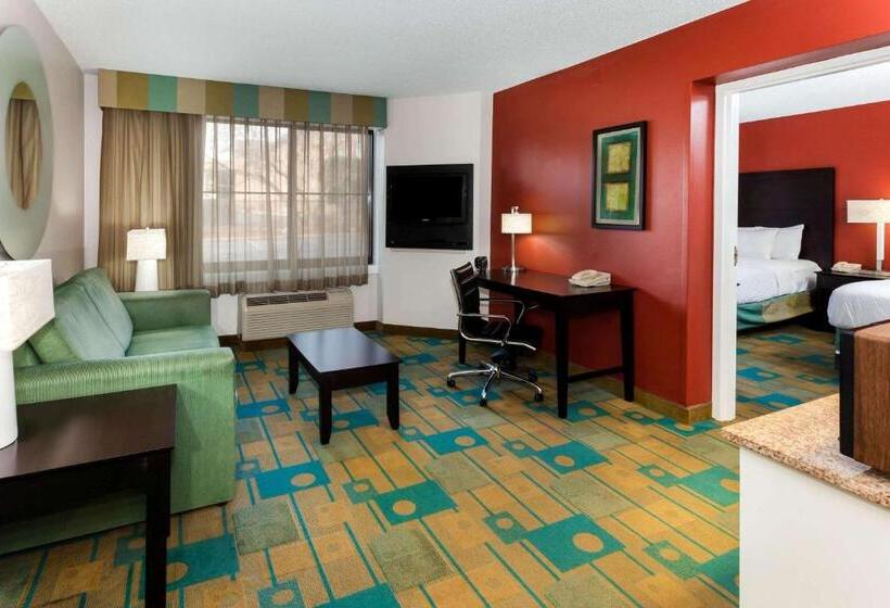 غرفة ديلوكس مطلة على حمام السباحة, La Quinta By Wyndham Milwaukee Bayshore Area