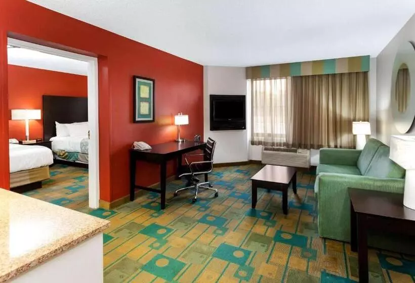 プールの見えるデラックスルーム, La Quinta By Wyndham Milwaukee Bayshore Area