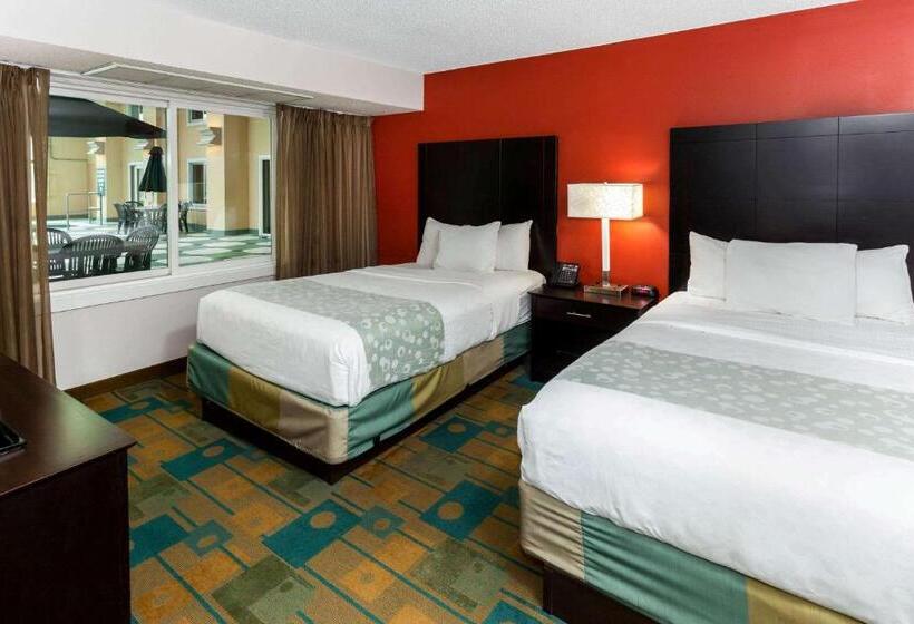 غرفة ديلوكس مطلة على حمام السباحة, La Quinta By Wyndham Milwaukee Bayshore Area