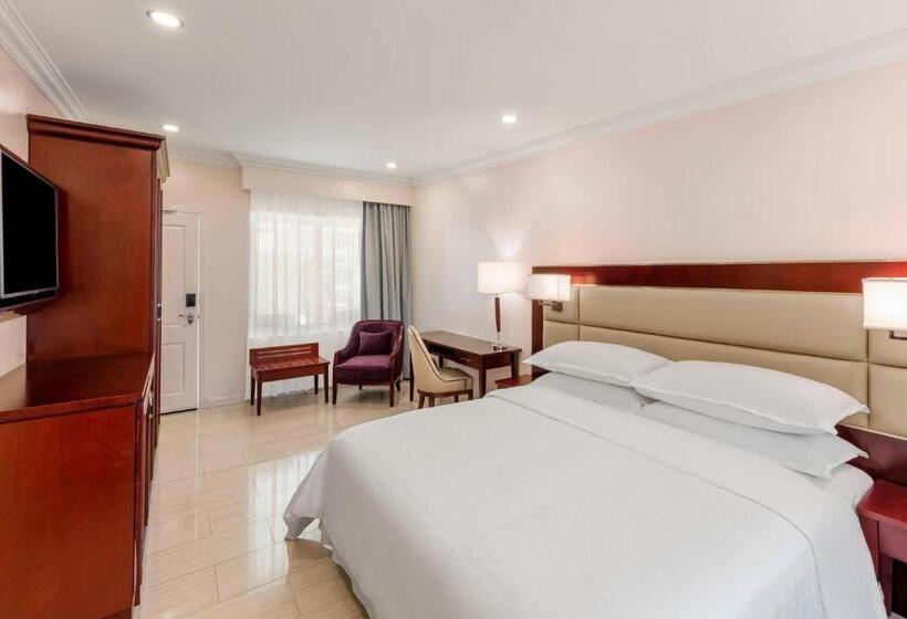 מיטת קינג בסוויטה, Sheraton Samoa Aggie Grey S Hotel & Bungalows