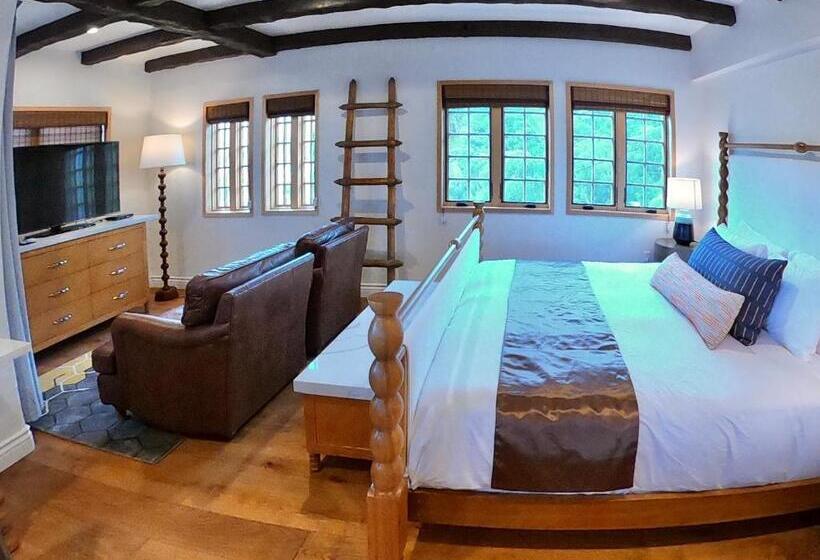 جناح سوبيريور, Zane Grey Pueblo