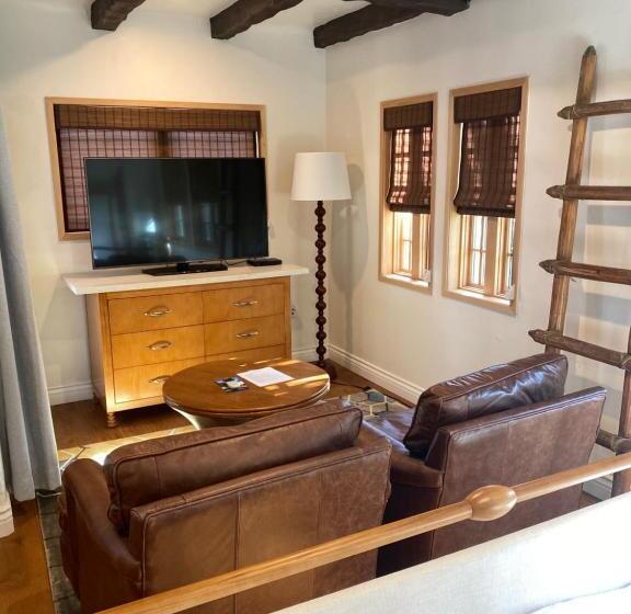 جناح سوبيريور, Zane Grey Pueblo