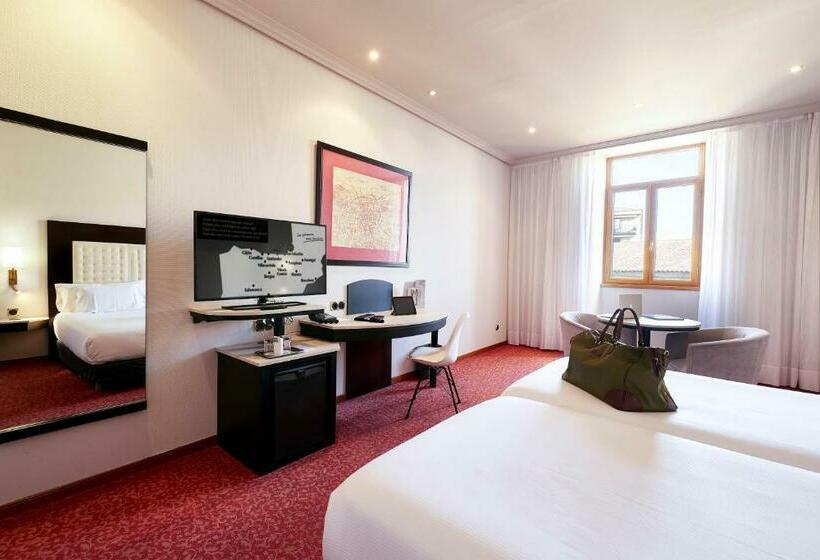 غرفة عائلية, Abba Fonseca