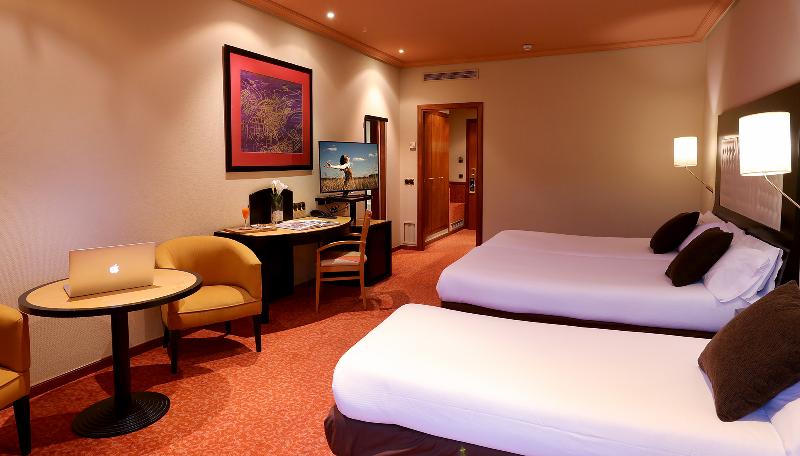 غرفة قياسية ثلاثية, Abba Fonseca