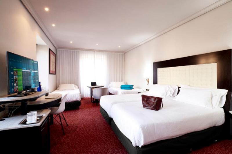 غرفة عائلية, Abba Fonseca