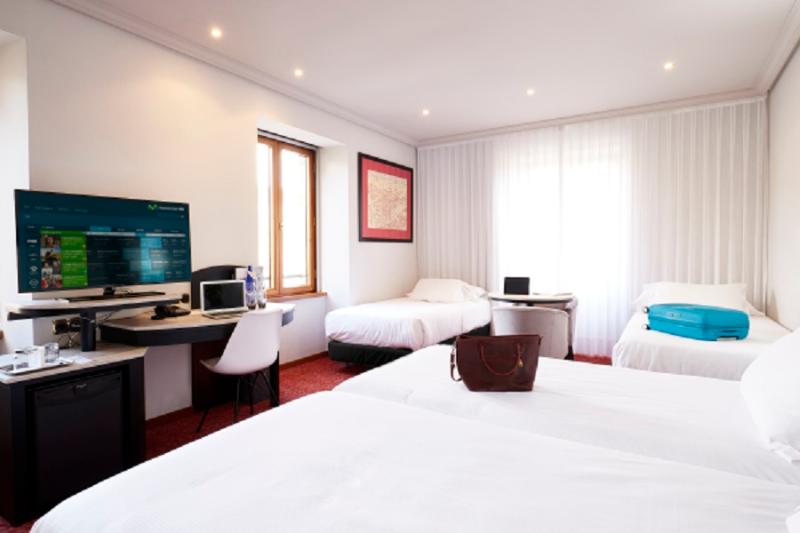 غرفة عائلية, Abba Fonseca