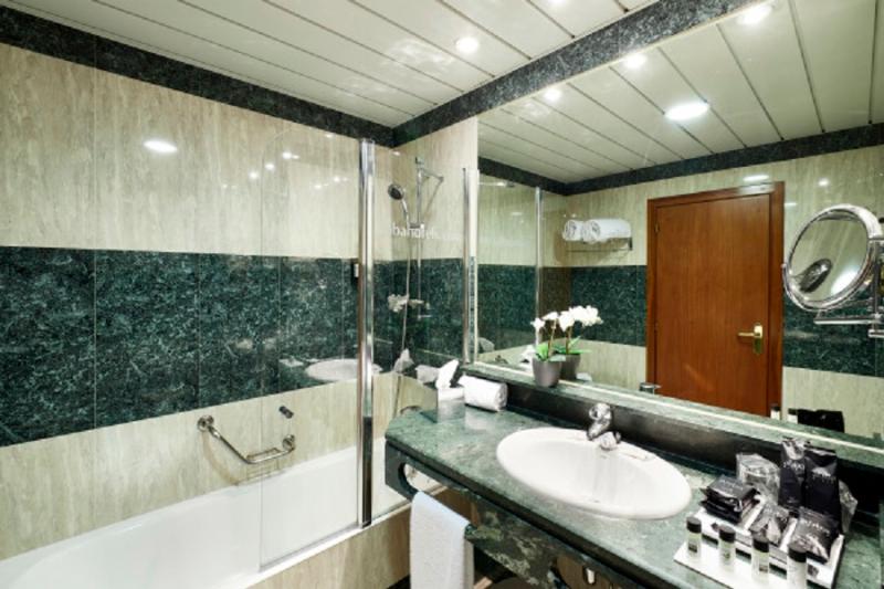 غرفة عائلية, Abba Fonseca