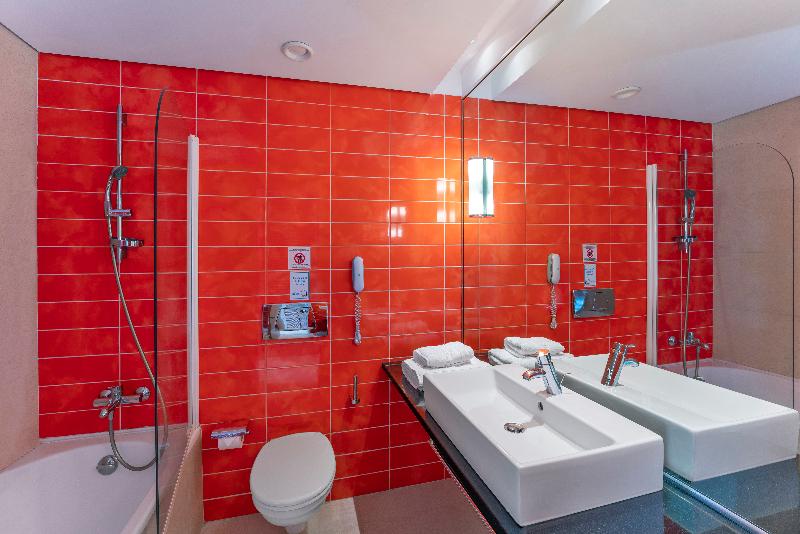 غرفة عائلية, Abba Fonseca