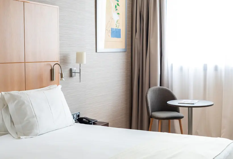 غرفة قياسية, Abba Fonseca