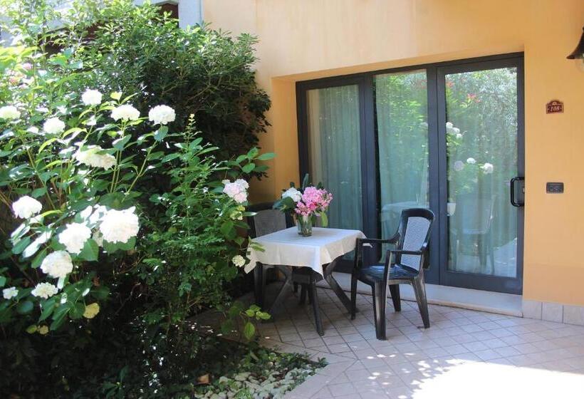 经济房, Admiral Hotel Villa Erme