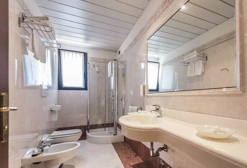 コンフォートルーム, Admiral Hotel Villa Erme