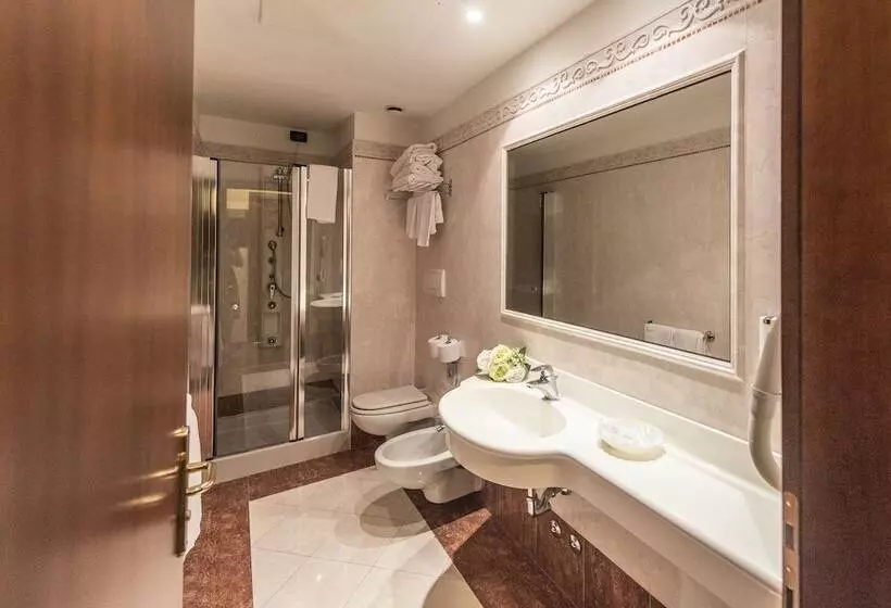 コンフォートルーム, Admiral Hotel Villa Erme