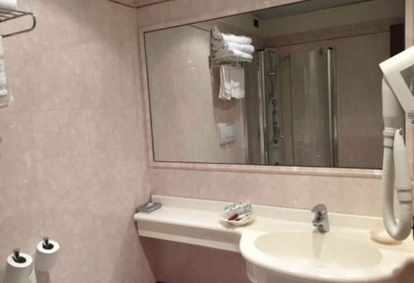 舒适三人间, Admiral Hotel Villa Erme