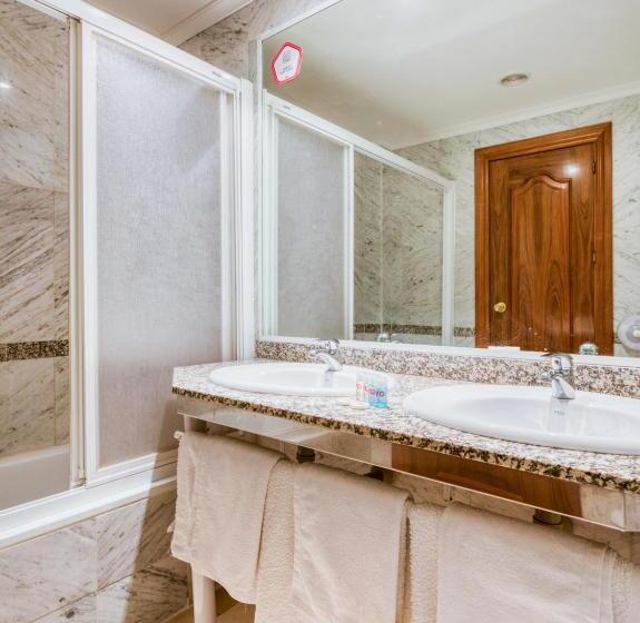 חדר סטנדרט לשלושה, Emperatriz Iii