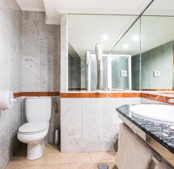 חדר סטנדרט לשלושה, Emperatriz Iii