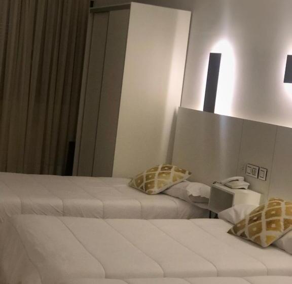 חדר סטנדרט לשלושה, Emperatriz Iii