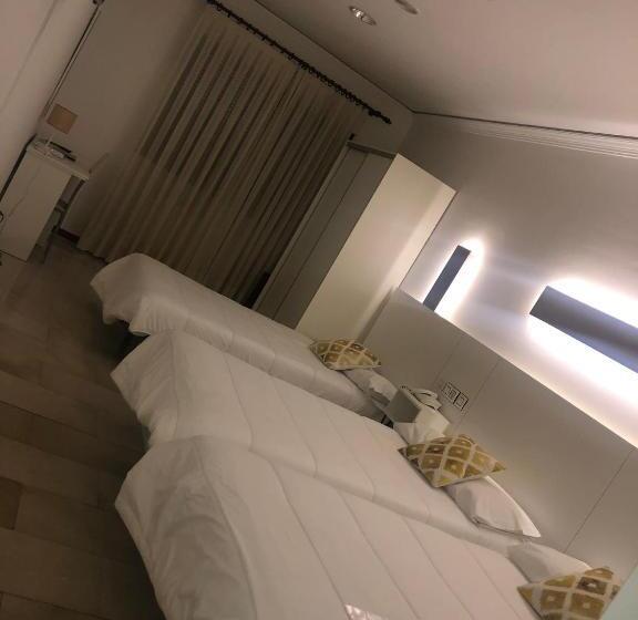 חדר סטנדרט לשלושה, Emperatriz Iii