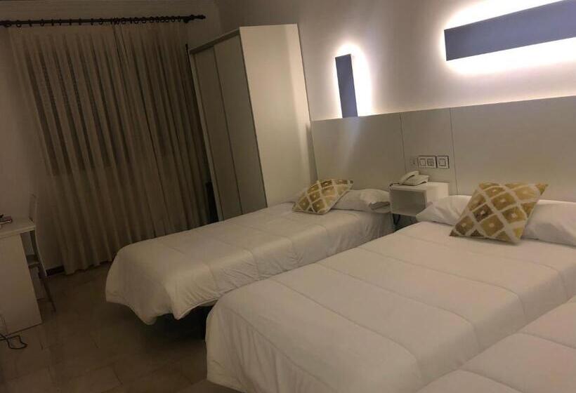 חדר סטנדרט לשלושה, Emperatriz Iii