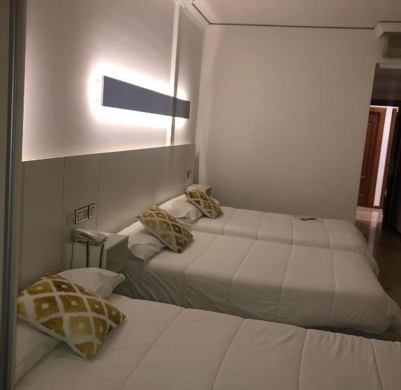 חדר סטנדרט לשלושה, Emperatriz Iii