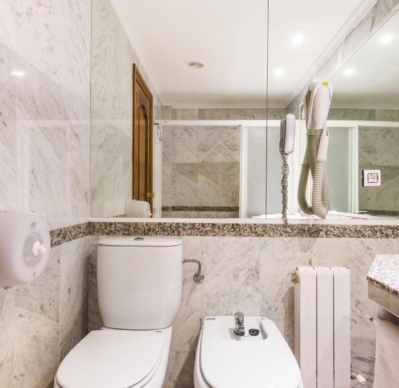 חדר סטנדרט לשלושה, Emperatriz Iii