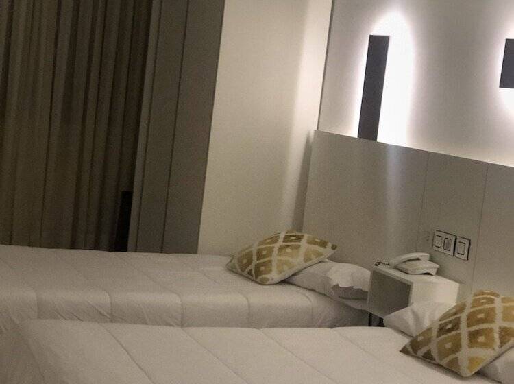 חדר סטנדרט לשלושה, Emperatriz Iii