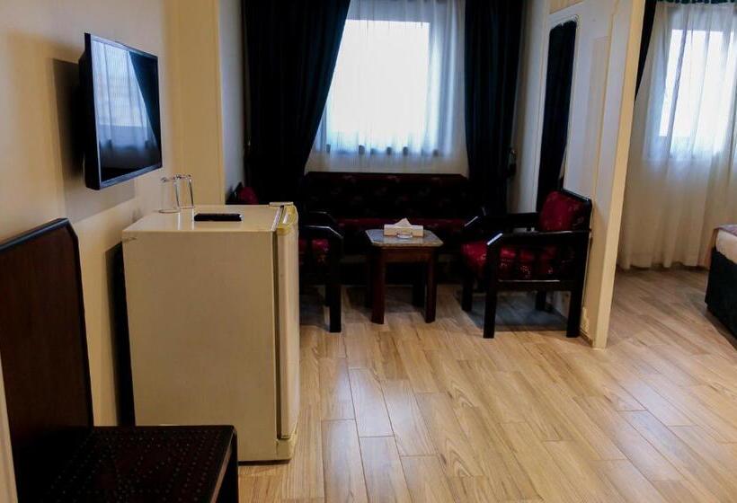 سوییت لوکس, Hor Moheb