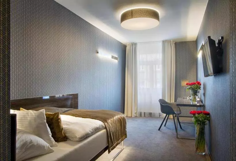 Quarto Estandar Individual, Mucha