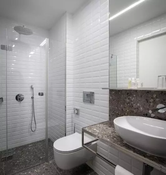 Quarto Deluxe, Mucha