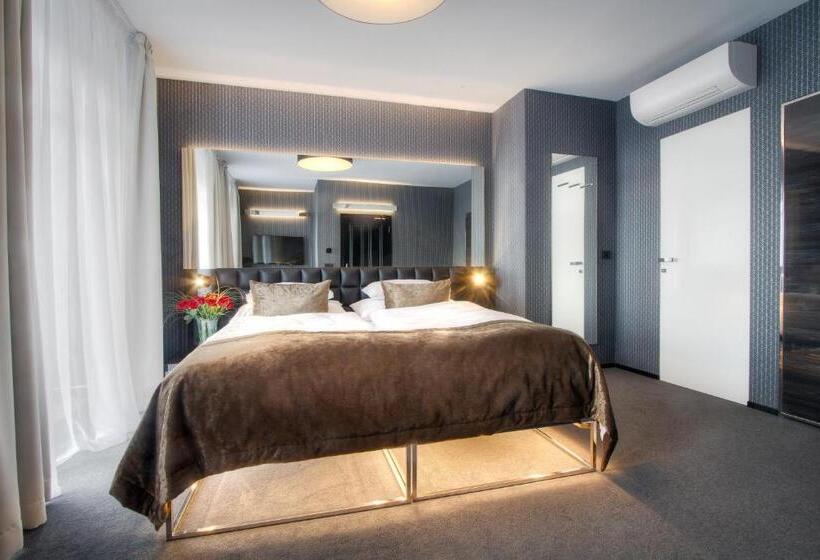 Quarto Deluxe, Mucha