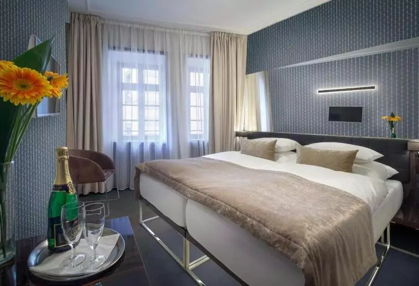 Quarto Deluxe, Mucha