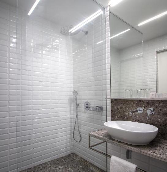 Quarto Triplo Estandar, Mucha