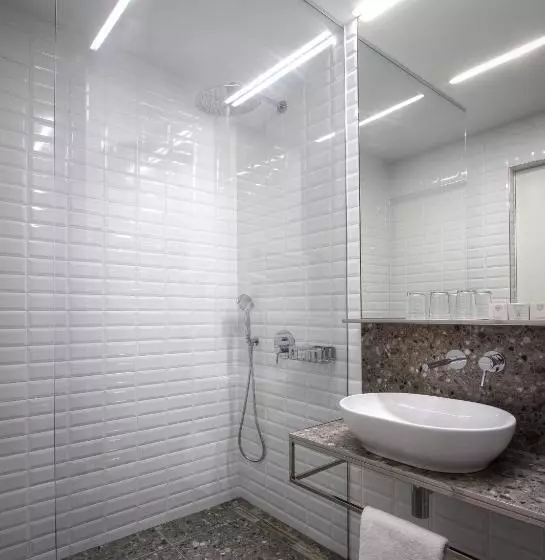 Quarto Triplo Estandar, Mucha