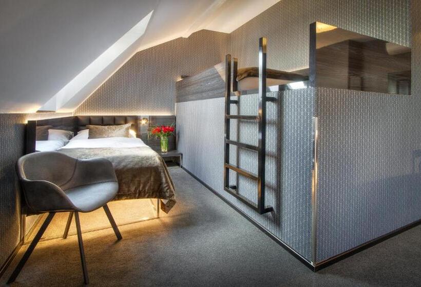 Quarto Quádruplo Estandar, Mucha