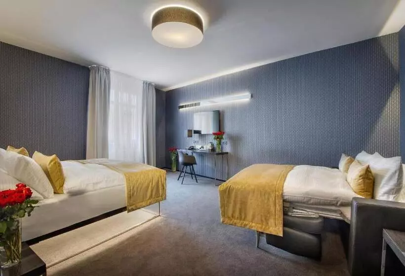 Quarto Quádruplo Deluxe, Mucha