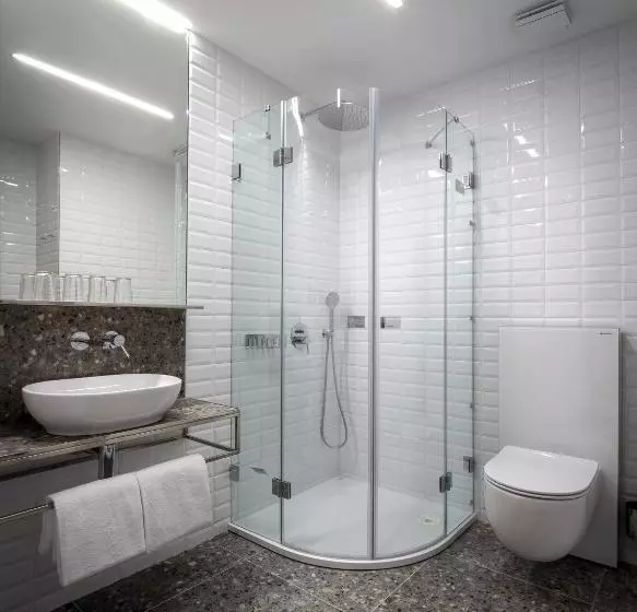 Quarto Quádruplo Deluxe, Mucha
