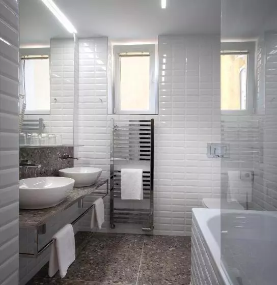Quarto Quádruplo Deluxe, Mucha