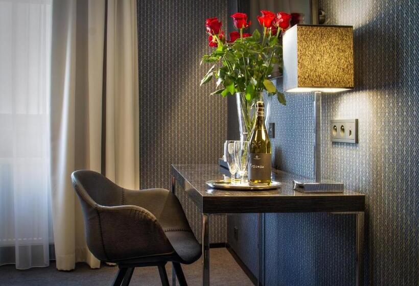 Quarto Quádruplo Deluxe, Mucha